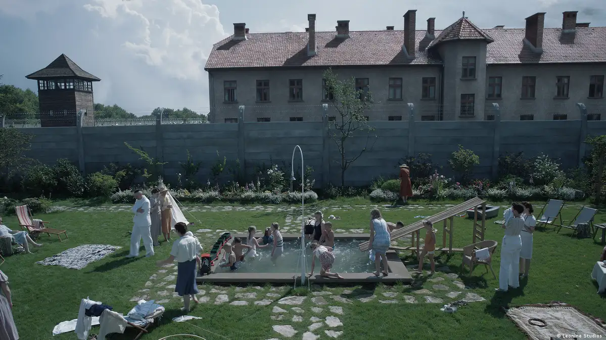 La famiglia Höss nel giardino accanto al muro di Auschwitz, fotogramma del film La zona d’interesse